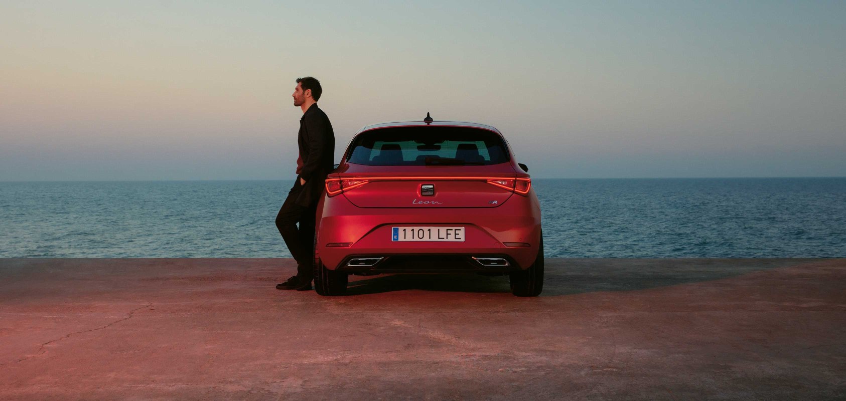 SEAT Leon desire red colour with the rear to rear coast lights
