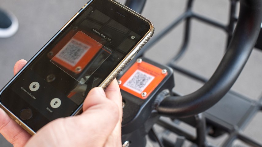 SEAT employee unlocking the SEATBike with the Mobike app
