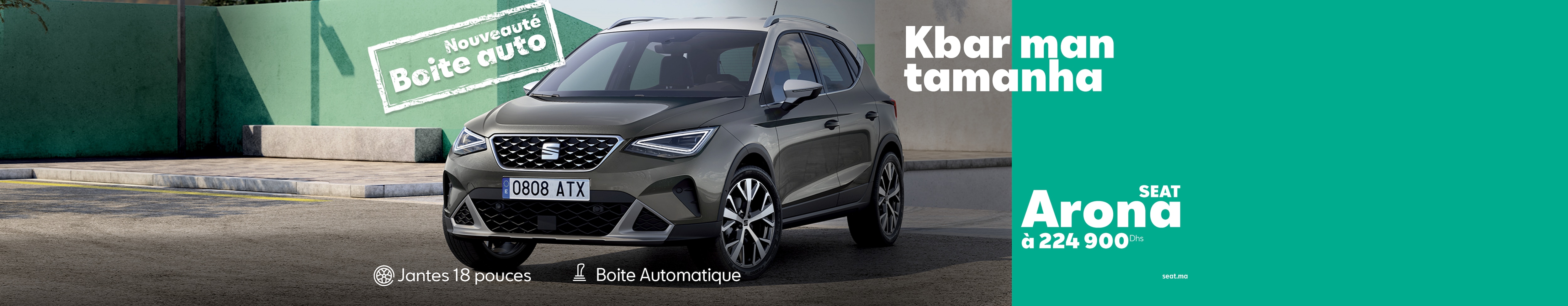 Femme avec une plante marche à SEAT arona couleur camouflage foncé