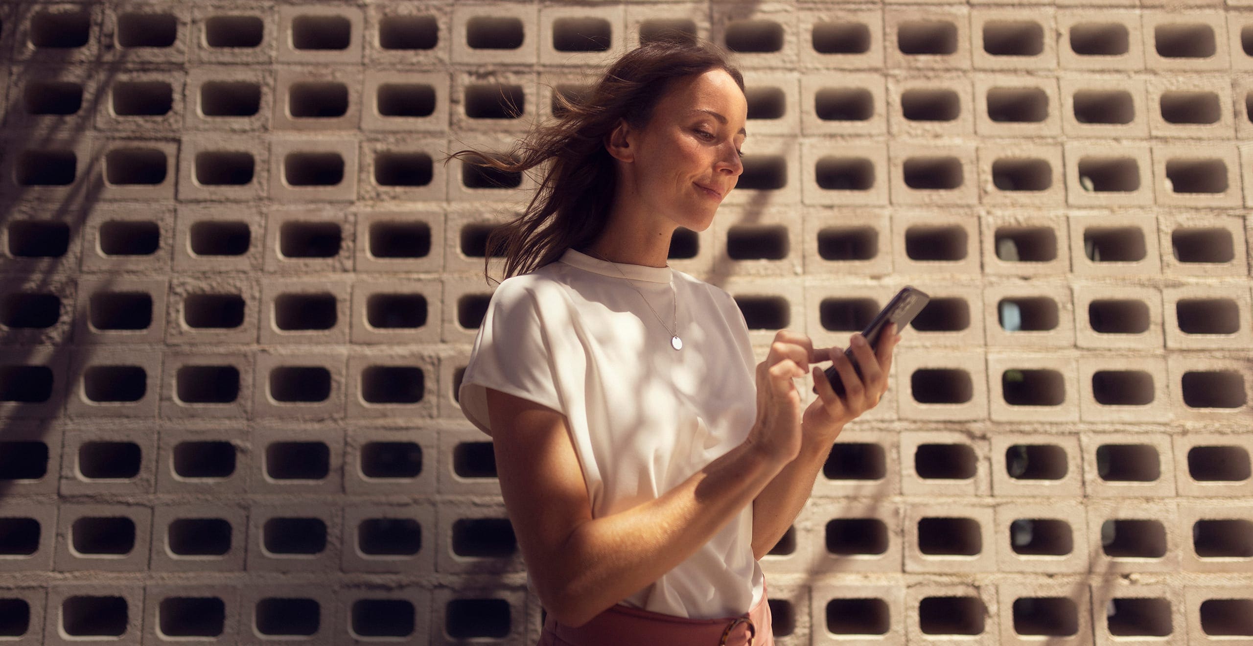 Femme avec son smartphone connecté à SEAT CONNECT