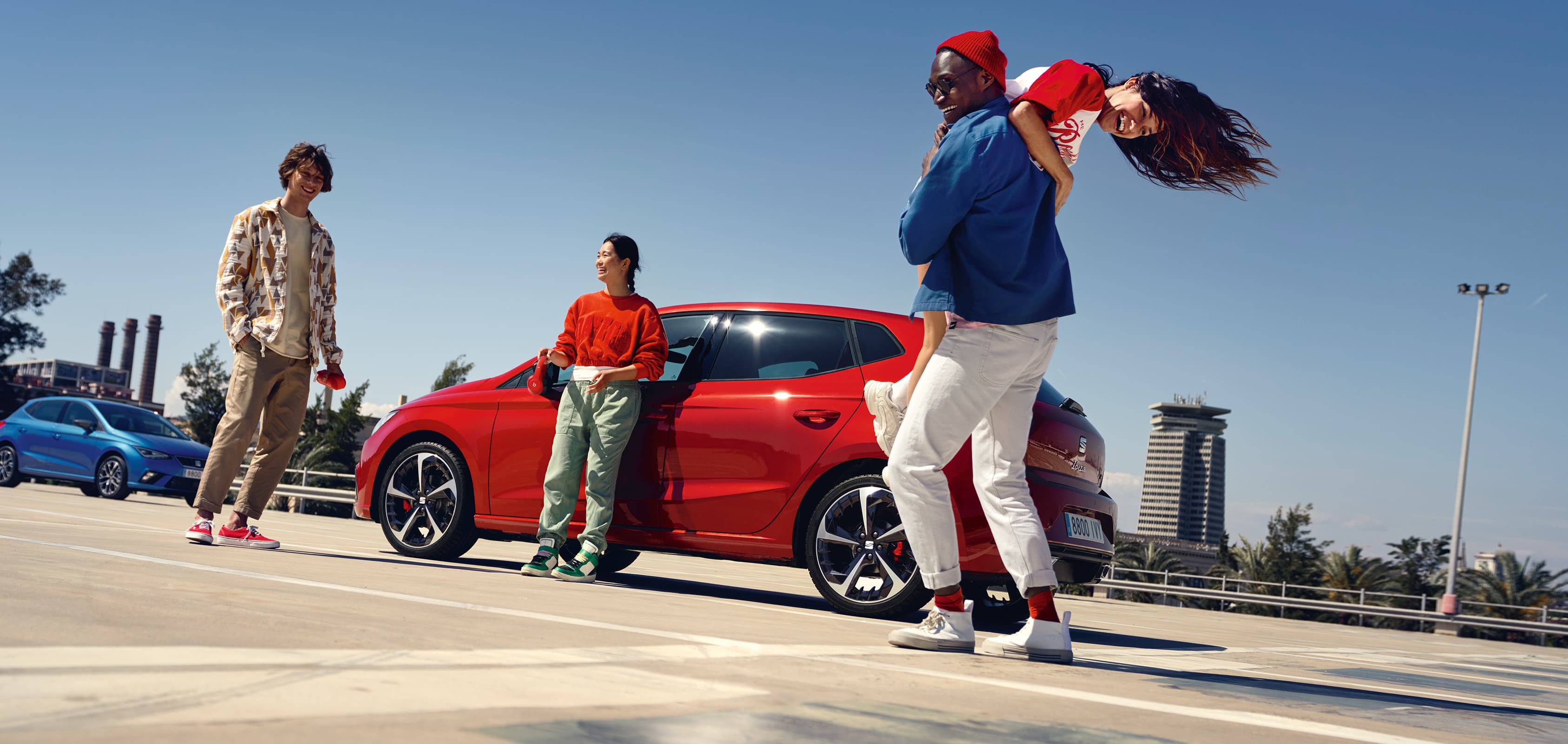 Femme penchée sur SEAT Ibiza couleur rouge regardant ses amis