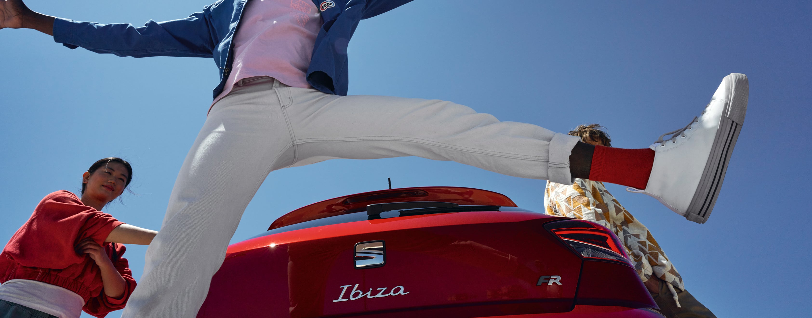 Homme saute derrière la SEAT Ibiza couleur rouge finition FR