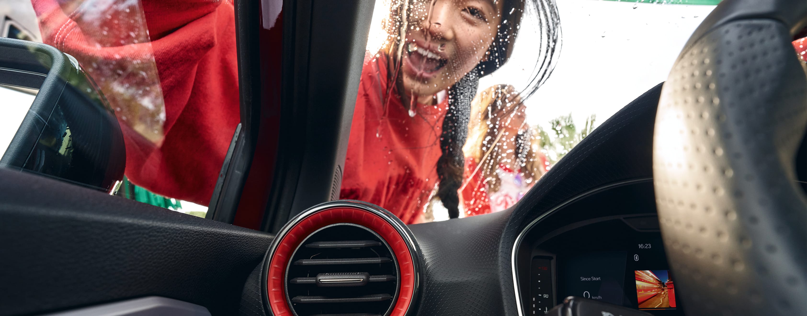 SEAT Ibiza intérieur vue d'une femme qui nettoie le pare brise