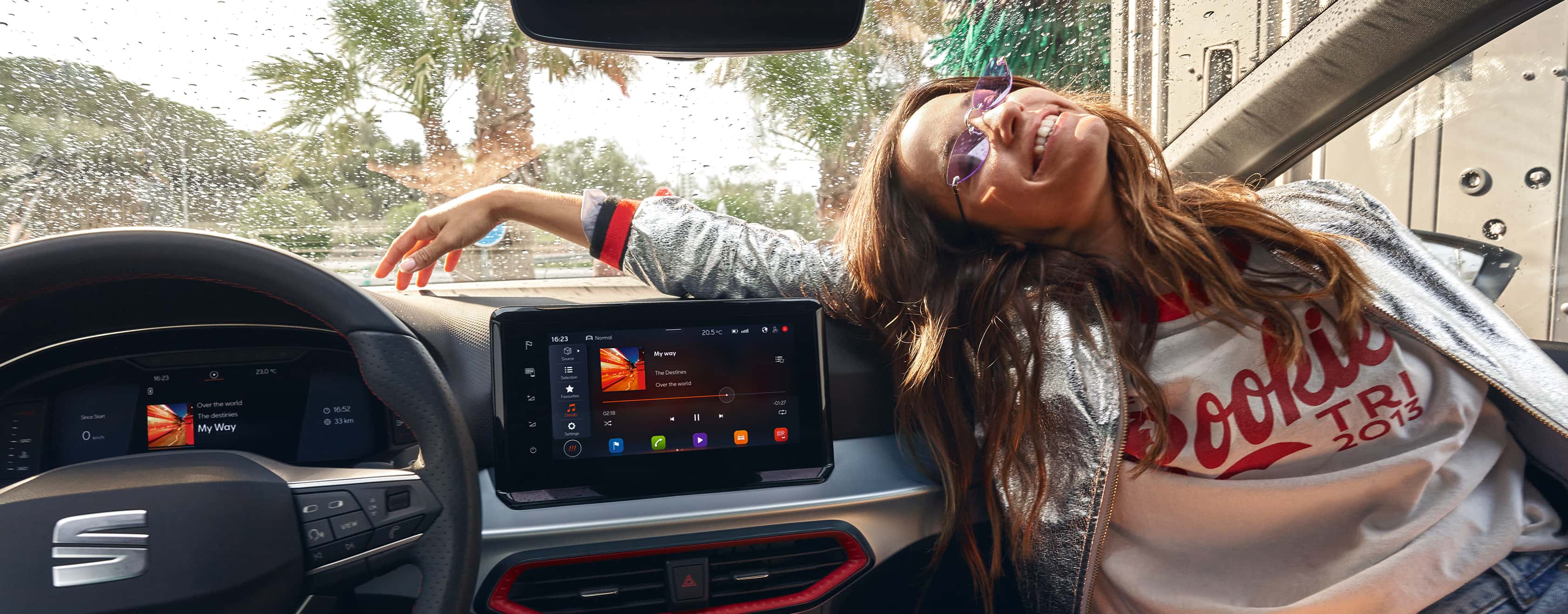 Femme assise à l’intérieur d’un SEAT Ibiza à côté de l’écran tactile flottant de 9,2"