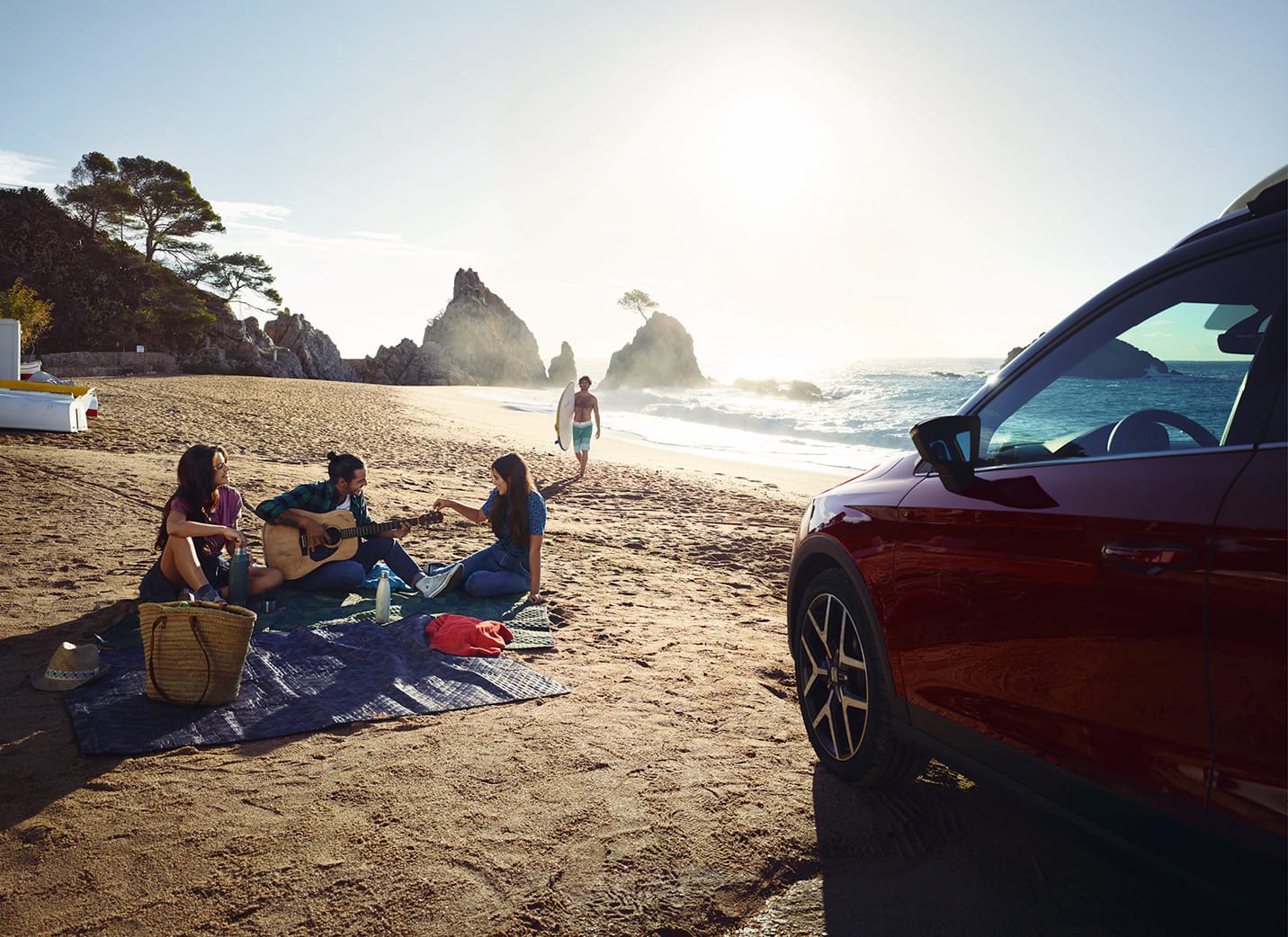 SEAT new car services and maintenance – Man and woman sitting on a rock on a mountain with a SEAT Ateca SUV parked in the background