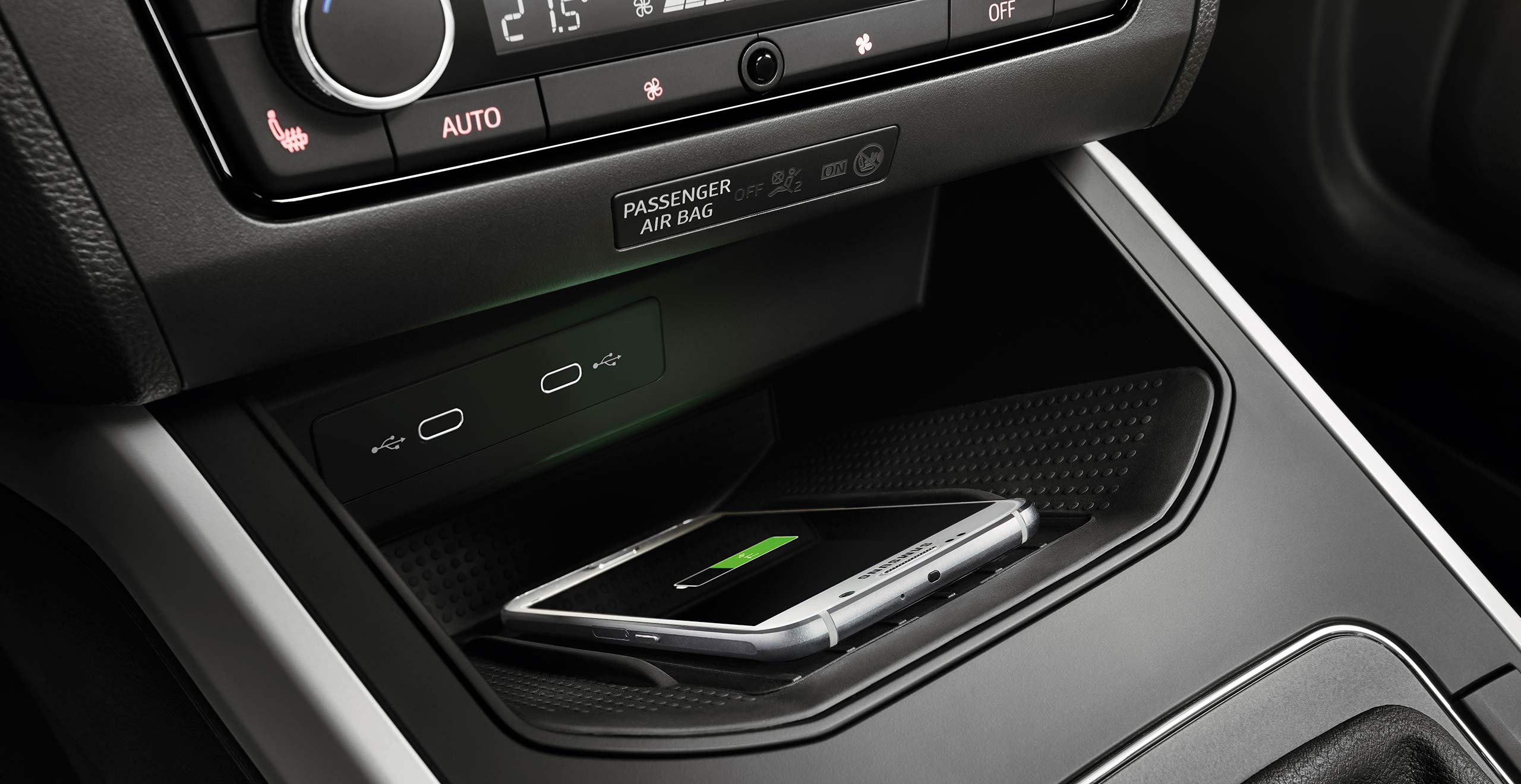 full link connectivity. SEAT Arona interior console connectivity wireless charger: wireless phone charging, keyless entry SEAT car console