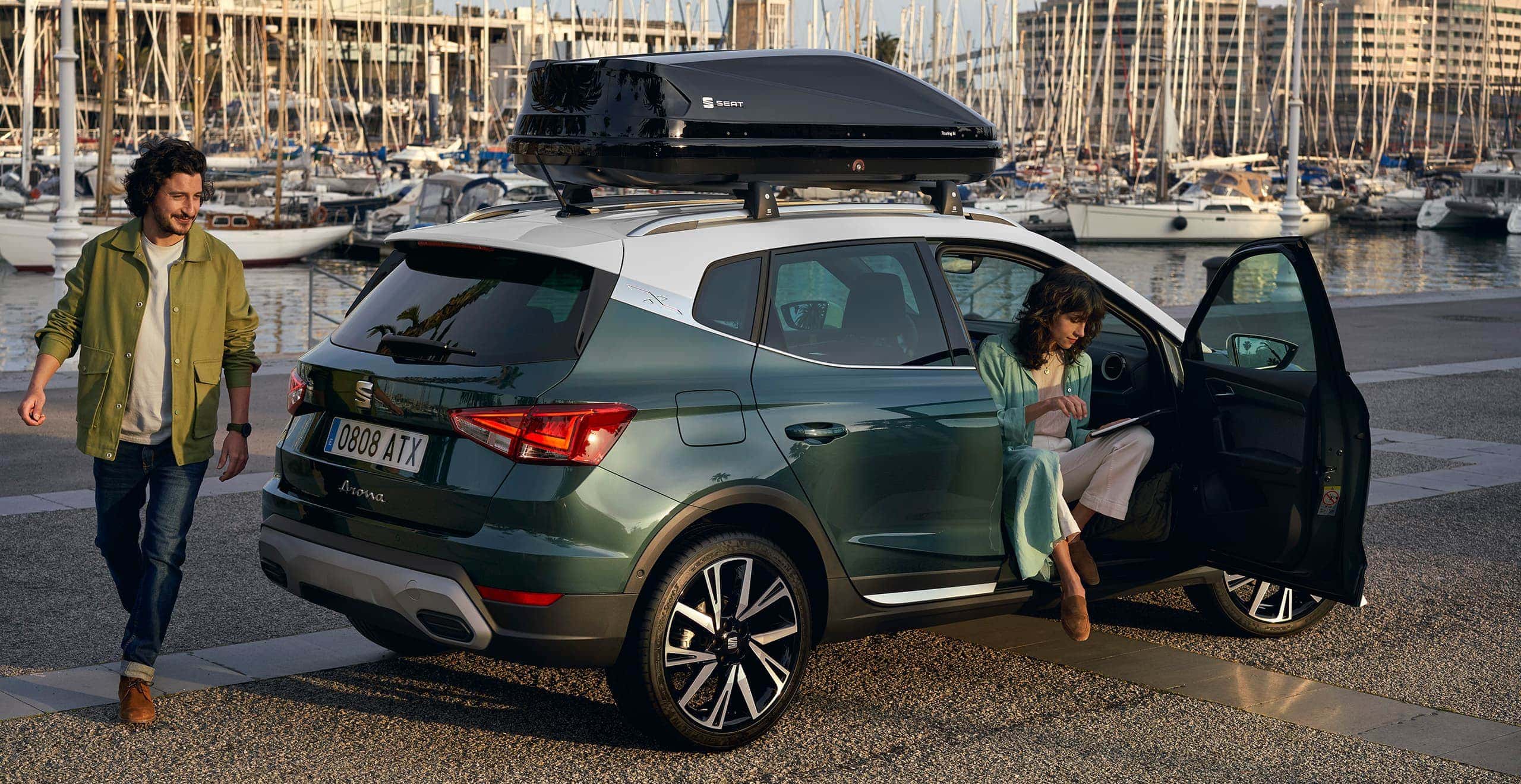 Une femme qui regarde son téléphone à bord de la nouvelle SEAT Arona